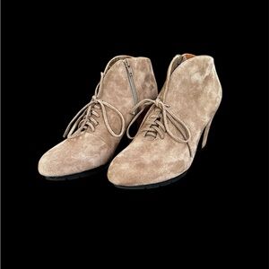 Women’s L'AMOUR DES PIEDS TAN SUEDE LEATHER LACE UP ANKLE BOOTS size 8.5